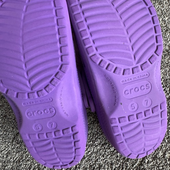 Used Purple Crocs Clog Size 8 in Women - Picture 3 of 4